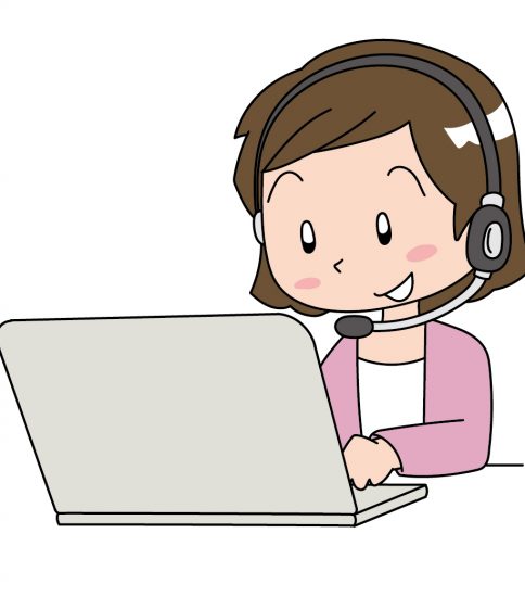 パソコンで対応するオペレーターの女性